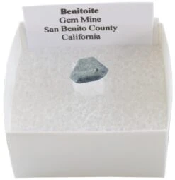 Benitoïte Cristal Brute Non Taillée